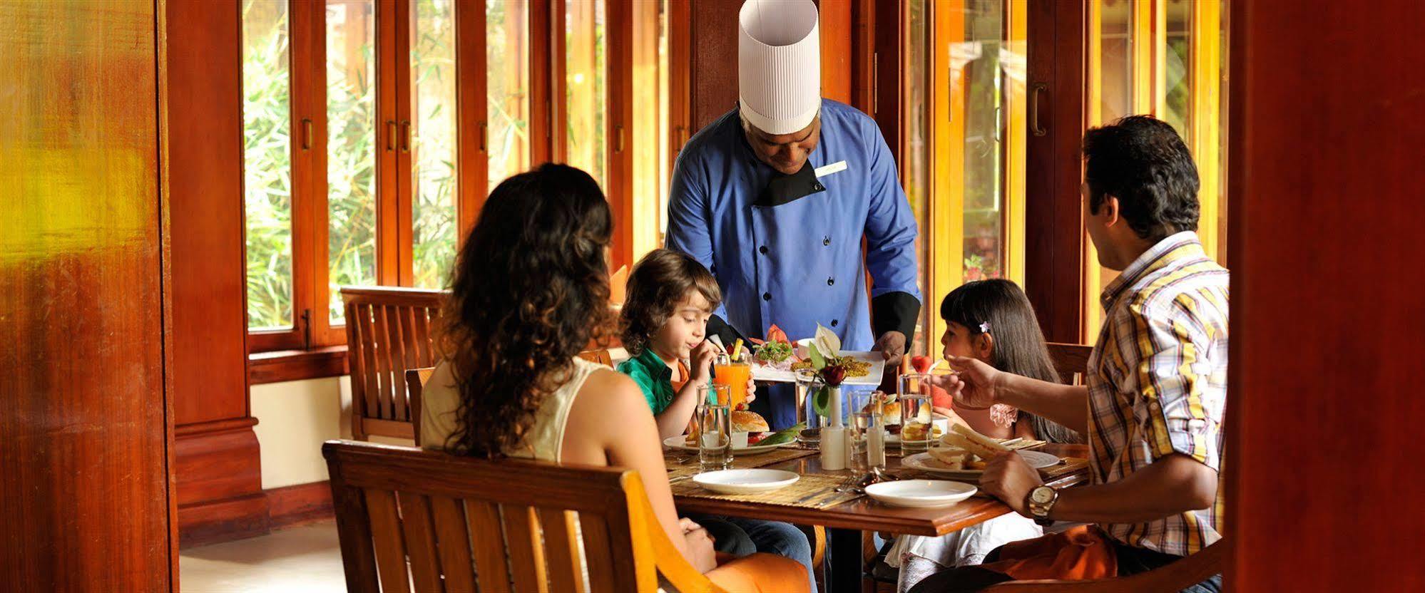 Club Mahindra Thekkady Hotel Bagian luar foto